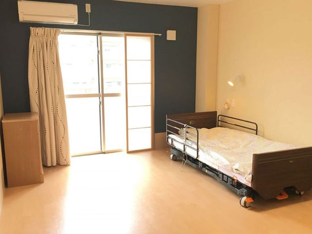 光が差し込む居室 居室   自然光が優しく差し込む空間で、入居者のプライベートタイムを大切にできます。