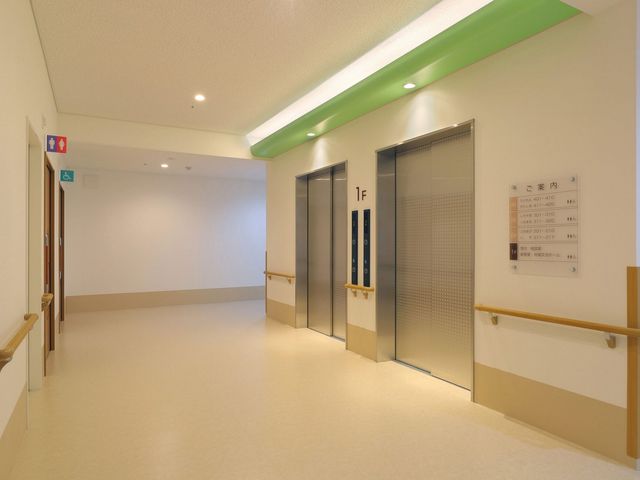 明るい廊下のエレベーター エレベーター   広々とした廊下に、視認しやすいエレベータードアが配置されています。移動が快適です。