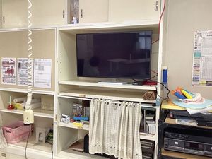 テレビ台のある休憩室  