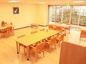 木製テーブルの食堂