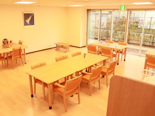 木製テーブルの食堂
