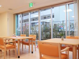 明るい食堂の様子
