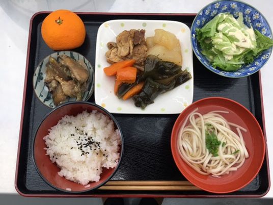 多彩な料理のトレー