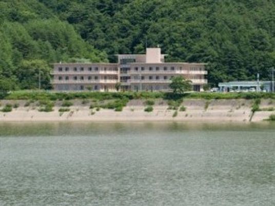 川辺の施設外観  