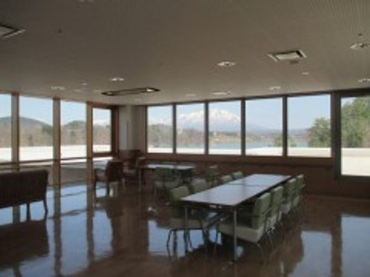 大きな窓の食堂  