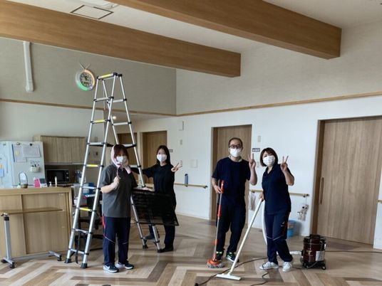 リビングで作業するスタッフ  