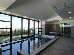 明るい浴室と窓の景色