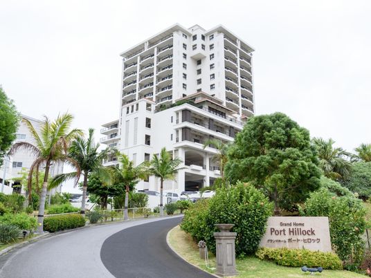 高層建築のエントランス