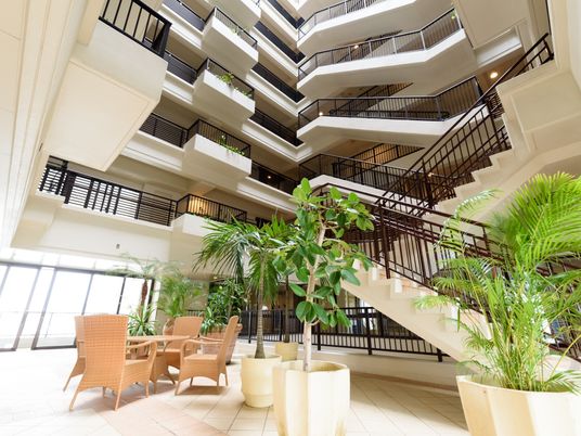 明るい吹き抜けのロビー