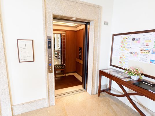 エレベーター前の通路