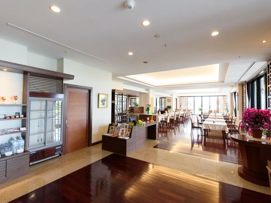 明るく広々とした食堂