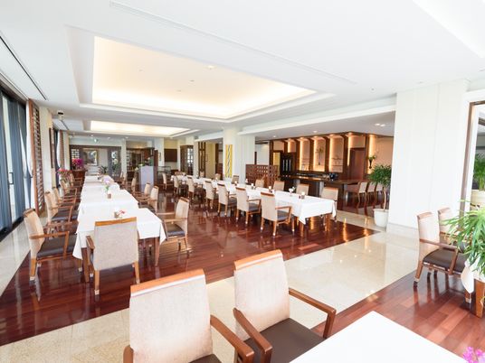 広々とした明るい食堂