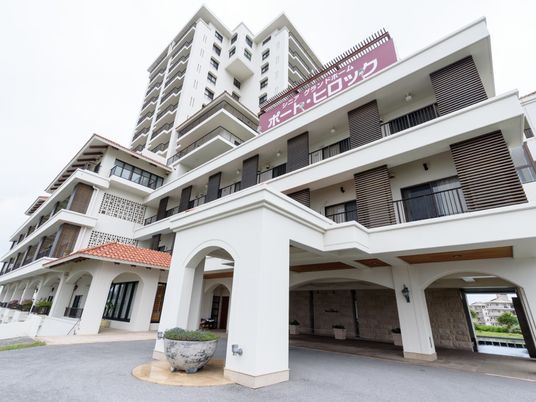 高層建築のエントランス