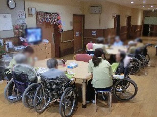 車椅子利用者の交流の場 リビング 広々としたリビングは、車椅子を利用する方々が集まり、和やかに過ごすことができます。