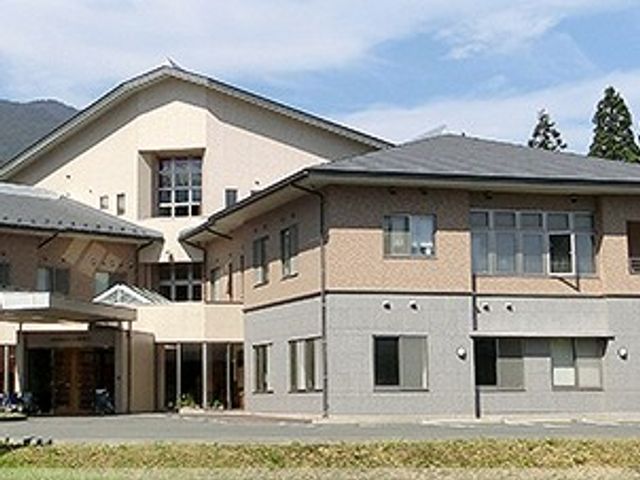 落ち着いた建物の外観 外観 自然に囲まれた落ち着いた外観の建物です。広々とした雰囲気を感じられます。
