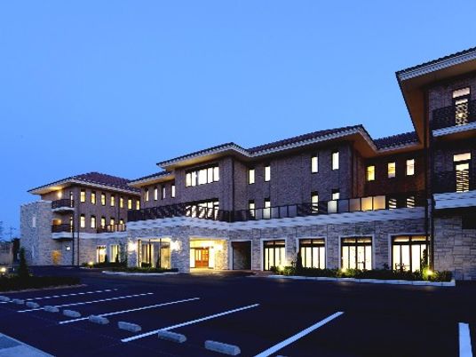 夕暮れ時の施設外観