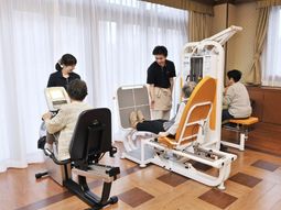 訓練機器とスタッフ・利用者