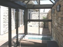 明るい中庭の通路