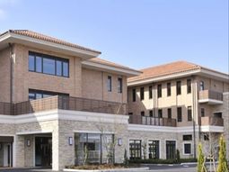 明るく広い施設の外観