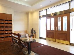 エントランスの明るい設え