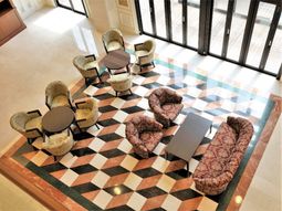 明るいラウンジ空間