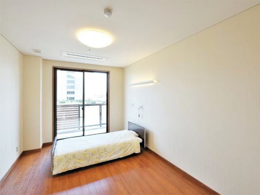居室内のベッドと窓