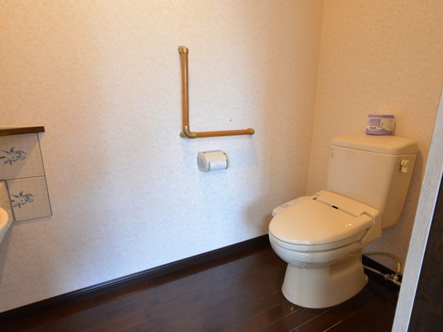 バリアフリートイレ設備 居室内トイレ 手すり付きで安全性を考慮したトイレです。利用者の自立を支援するための配慮が行き届いています。