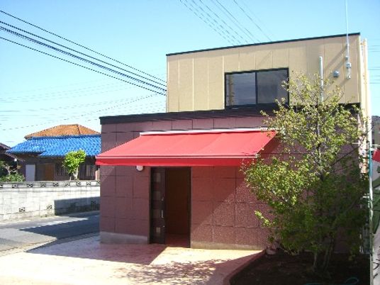 赤いテントのある建物入口