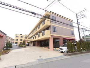 明るい外観の建物入口