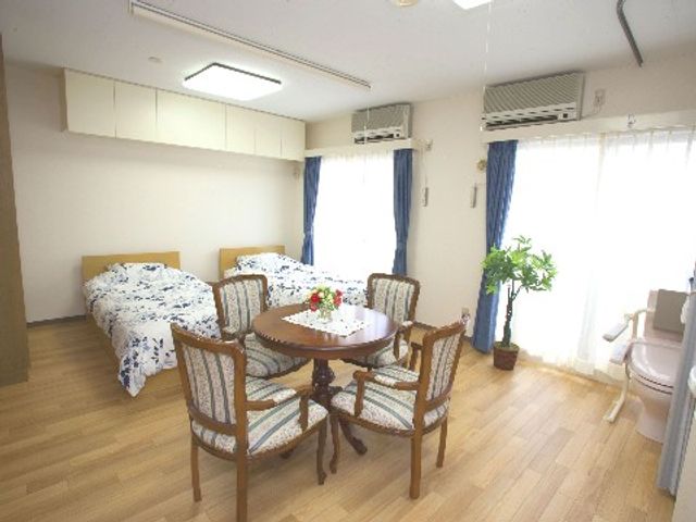 快適な居室の一例 二人部屋 陽光が差し込む落ち着いた雰囲気の個室です。清潔感のあふれるこの部屋で、新たな生活を始めてみませんか。