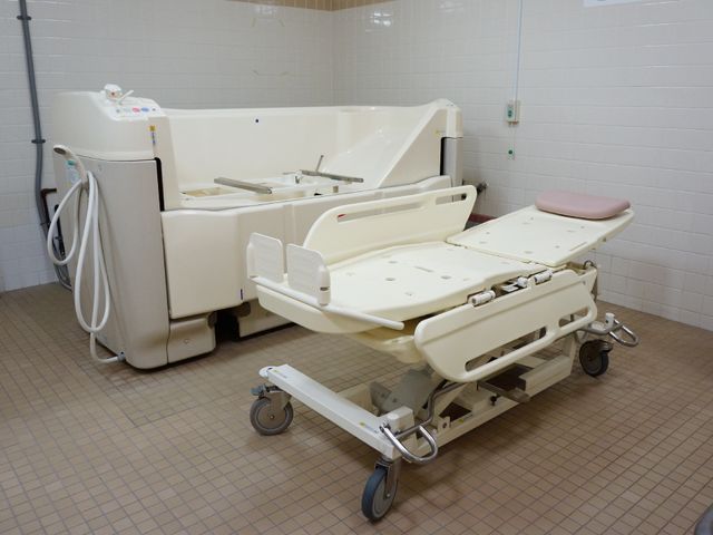 介護用ベッド付き浴室 浴室 床からベッドへの移乗が容易な特別設計のお風呂です。快適な入浴サポートが整っています。