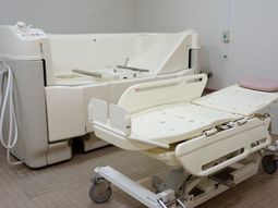 浴室内の特殊浴槽とベッド