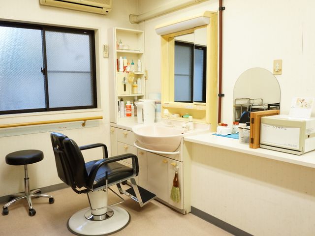 美容室の設備が整った室内 理美容室 快適な理美容サービスが提供される、明るく清潔な室内です。こちらで、働くスタッフの方々は、入居者の方々の日々のケアを支えます。
