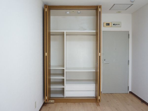 明るい居室の収納