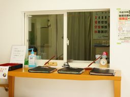 窓口カウンターと掲示物