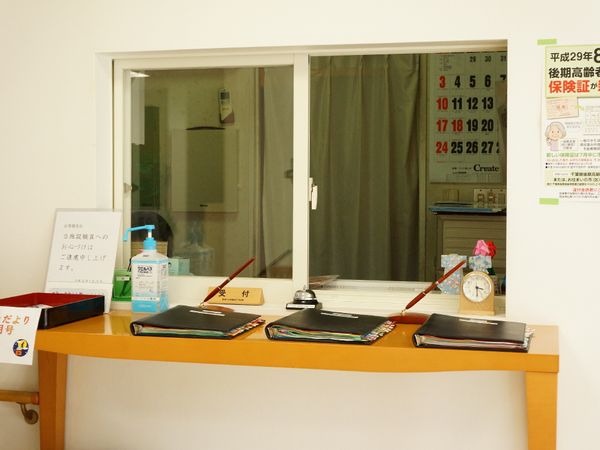 窓口カウンターと掲示物
