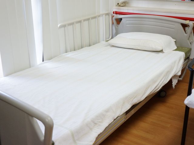 清潔な居室のベッド ベッド ゆったりとしたベッドが配置された居室です。快適な休憩や睡眠時の安らぎを提供致します。