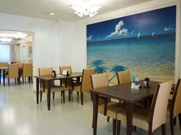 海の壁画がある食堂