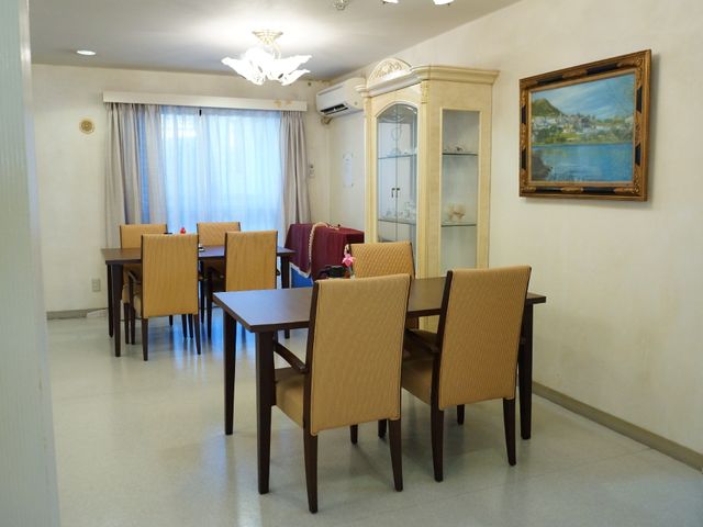 居心地の良いダイニング 歓談室 ゆったりとした食卓が並ぶダイニングルームです。日々の食事をリラックスしてお過ごしいただける空間となっております。