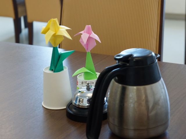 色彩豊かな手工芸品 テーブル上 テーブルに飾られた折り紙が彩りを添え、温かみのある空間作りに一役買っています。利用者の手による工作活動の成果も楽しめます。