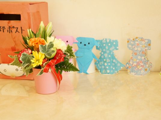 芸術作品と花の装飾