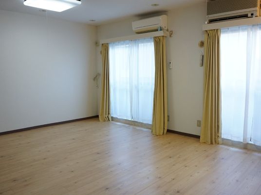 明るく広々とした居室