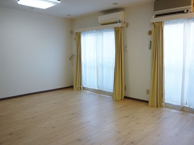 明るく広々とした居室 個室 ゆったりとした空間の居室です。天井の高さと採光を確保したカーテン越しの明るさが心地よく感じられます。
