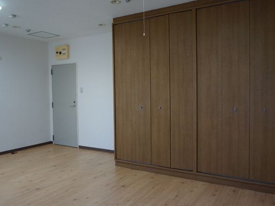 居室のクローゼットとドア