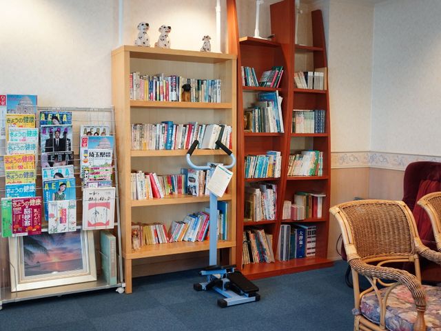 本と雑誌の棚と椅子 本棚 落ち着いた雰囲気のラウンジには、多彩な本や雑誌が揃えられており、くつろぎながら読書ができます。