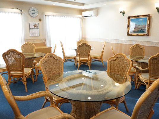 明るい共有ラウンジ空間