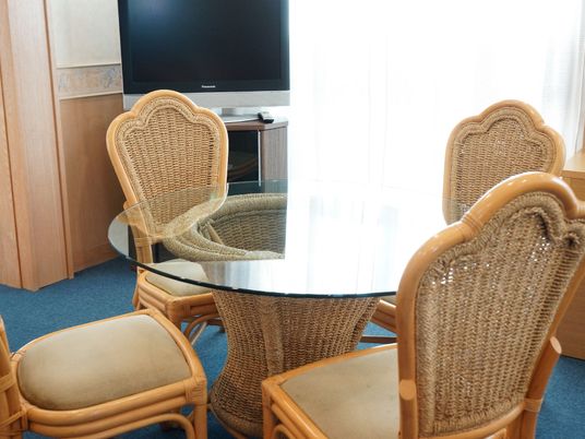 藤の椅子とガラステーブル