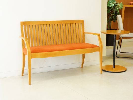 橙色の座面の待合ベンチ