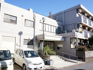 明るい施設の外観