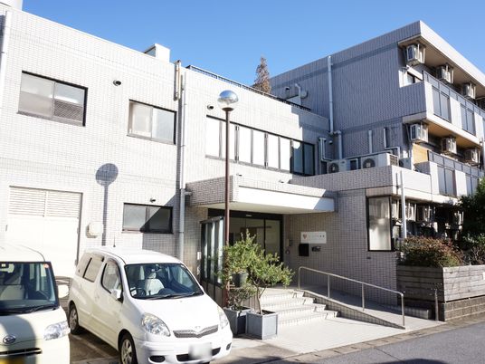明るい施設の外観
